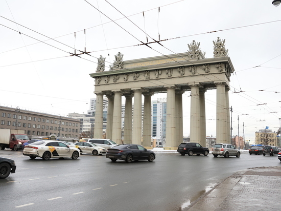 Автомобилистов предупредили о дорожных ограничениях на площади Московские Ворота из-за реставрации