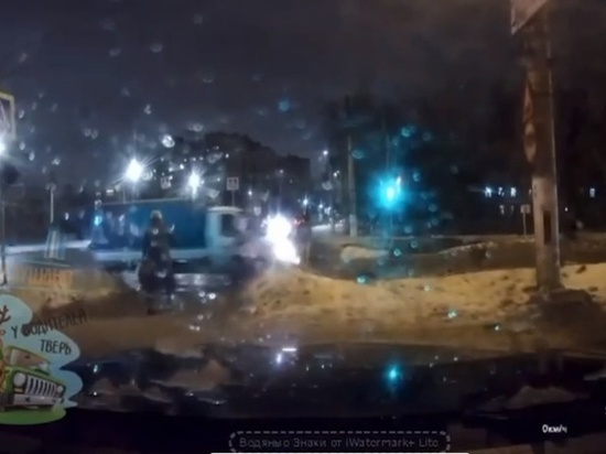 Опубликовали видео ДТП, где «ГАЗель» сбила девушку на переходе в Твери