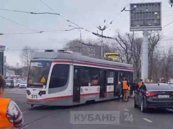 Из-за водителя-лихача на улице Ставропольской в Краснодаре временно остановились трамваи