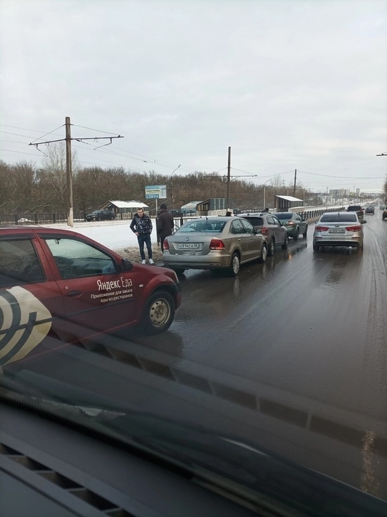 В Курске в День влюбленных у моста через Сейм в ДТП «поцеловались» 4 автомобиля