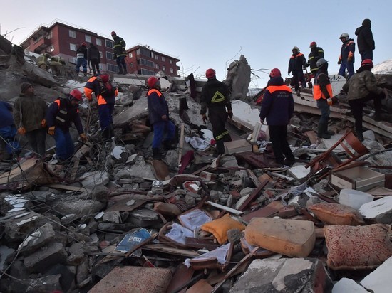 В Турции спустя 8 дней после землетрясения вытащили из-под завалов троих человек