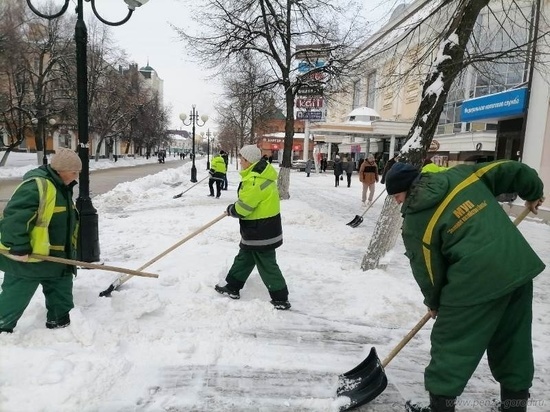 В Пензе продолжают борьбу с последствиями снегопада