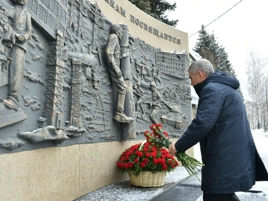 К мемориалу энергетикам у КГЭУ Рустам Минниханов возложил цветы