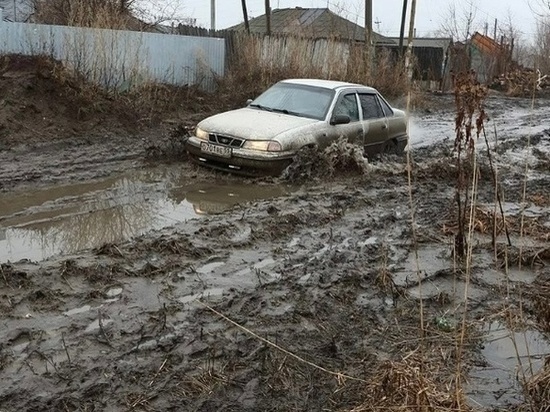 В Азове автомобилисты тонут колесами своих машин в грязи