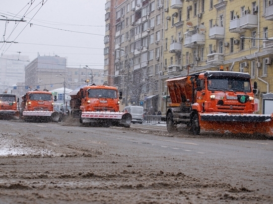 В Ростовской области коммунальщики вторые сутки расчищают дороги после снегопада
