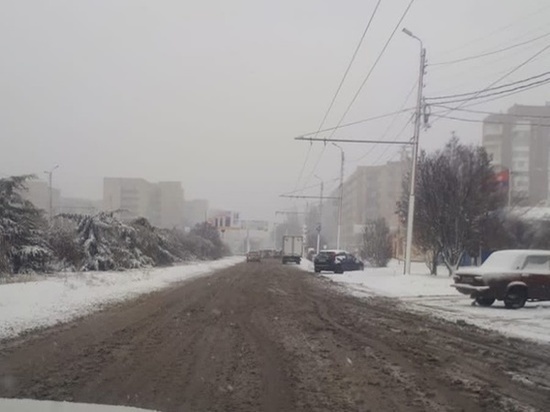 В Таганроге коммунальные службы города не торопятся чистить дороги от снега