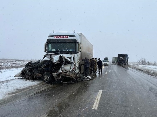 В ДТП с двумя грузовиками под Волгоградом погибла 22-летняя девушка-водитель