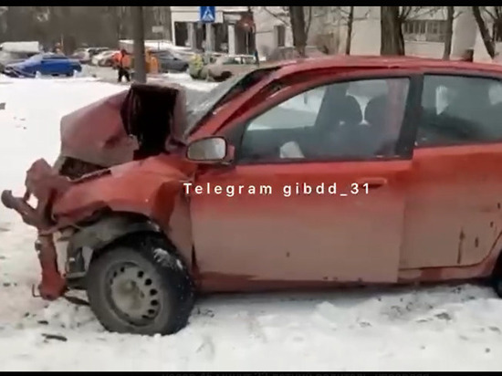 В Белгороде водитель пострадал, въехав на высокой скорости в опору ЛЭП