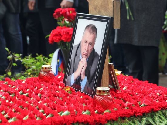 Слуцкий объявил об открытии памятника Жириновскому в Москве