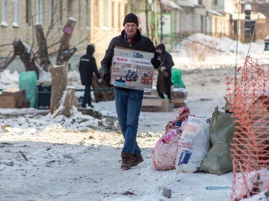 Жильцы продолжают забирать вещи из взорвавшегося дома на Линейной в Новосибирске