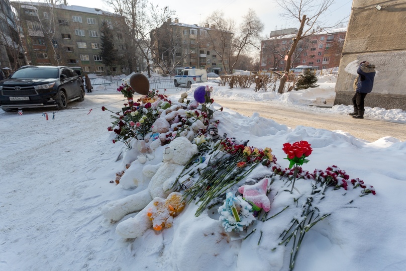 Фото Пять дней после взрыва: мемориал погибшим на Линейной в Новосибирске занесло снегом 2
