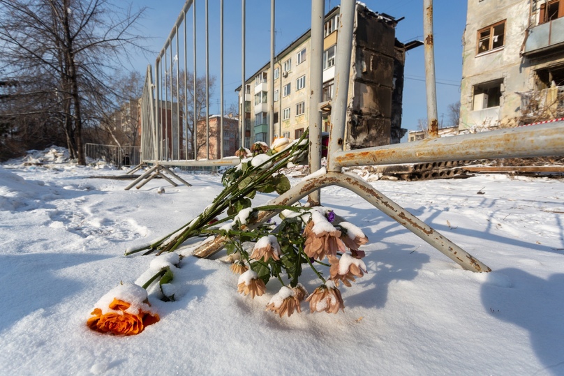 Фото Пять дней после взрыва: мемориал погибшим на Линейной в Новосибирске занесло снегом 3