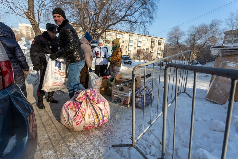 Фото Пять дней после взрыва: мемориал погибшим на Линейной в Новосибирске занесло снегом 4