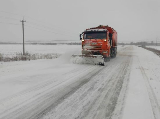 Пензенские дороги отчищают от снега 230 спецмашин