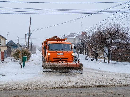 327 спецмашин вышли на дороги Волгоградской области для борьбы со снегом