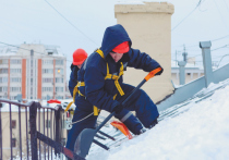 Нервная погода этого февраля — то оттепель, то легкий морозец — все-таки прибавляет снега на улицах и работы коммунальщикам