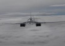Два самолета-ракетоносца Ту-160 Воздушно-космических сил России провели полет над нейтральными водами акваторий Баренцева и Норвежского морей