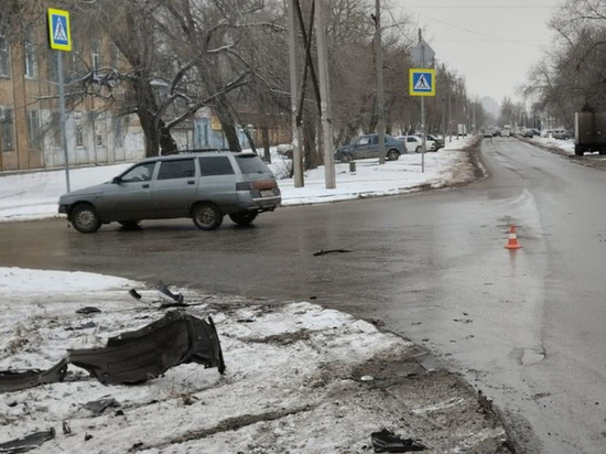 В Волгограде в ДТП на перекрестке пострадали два человека