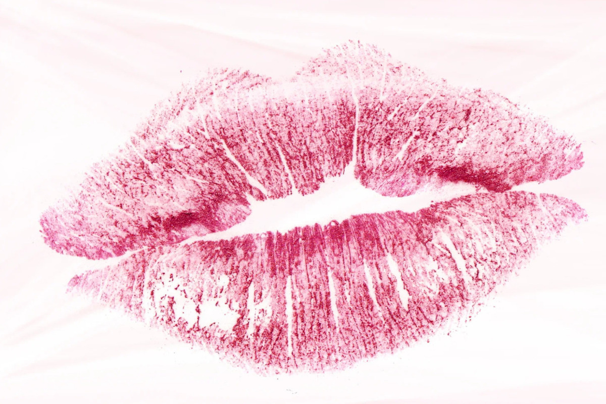 Поцелуй на бумаге помадой. Поцелуй в губы. Отпечатки губ на бумаге. Поцелуй отпечаток губ. Фон с поцелуями.