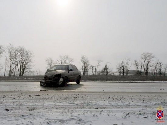 Грузовой Mercedes столкнулся с иномаркой на трассе в Волгоградской области