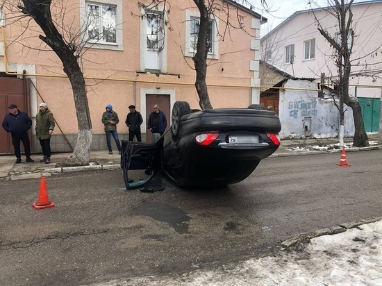 В Симферополе водителю иномарки потребовалась медпомощь после ДТП с переворотом