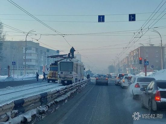 Трамваи прекратили движение на кемеровском проспекте из-за аварии