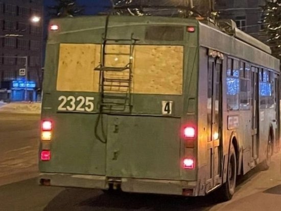 Троллейбус с фанерой вместо стекла заметили в Новосибирске