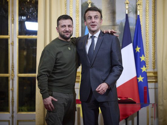 Politico: Макрон чуть не сорвал с женой поход в театр из-за встречи с Зеленским