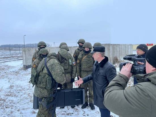 При содействии «Единой России» из Острогожского района в зону СВО доставили антидроновое ружье и посылки для военных