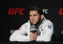 Чемпион UFC в легком весе Ислам Махачев после победы над Алексом Волкановски не только не стал первым номером в рейтинге бойцов организации, но и получил ряд обвинений в нарушении антидопинговых правил. «МК-Спорт» разбирает ситуацию.