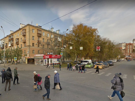 Труп в ярком пуховике нашли на перекрестке Восточной и Куйбышева в Екатеринбурге