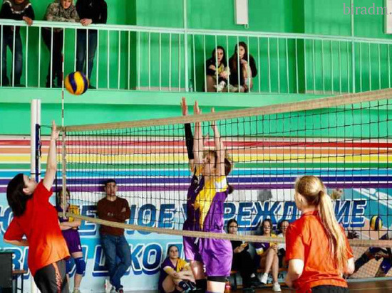 Школьников-волейболистов наградили за победу в городском первенстве в ЕАО