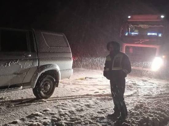 Правоохранители Геленджика помогли 3 автомобилям, застрявшим в снегу на трассе М-4 «Дон»