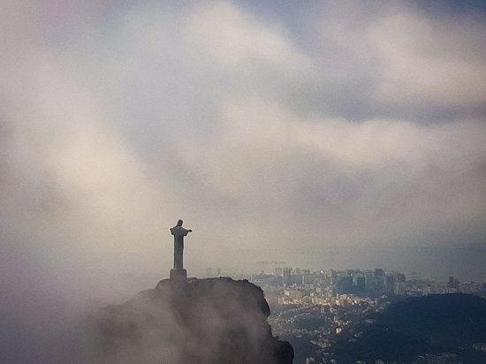 Ясновидящая предрекла катастрофы после удара молнии в статую Христа в Рио-де-Жанейро