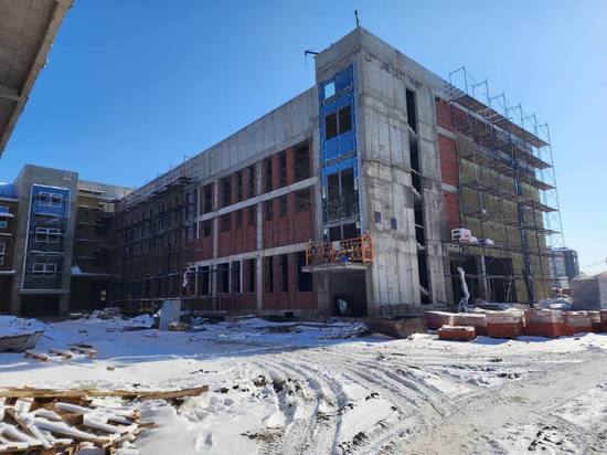 Новая большая школа в посёлке Российском готова более чем на половину