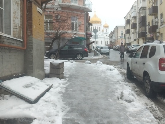 В Ростове коммунальщики не справляются с гололедом на тротуарах: фоторепортаж