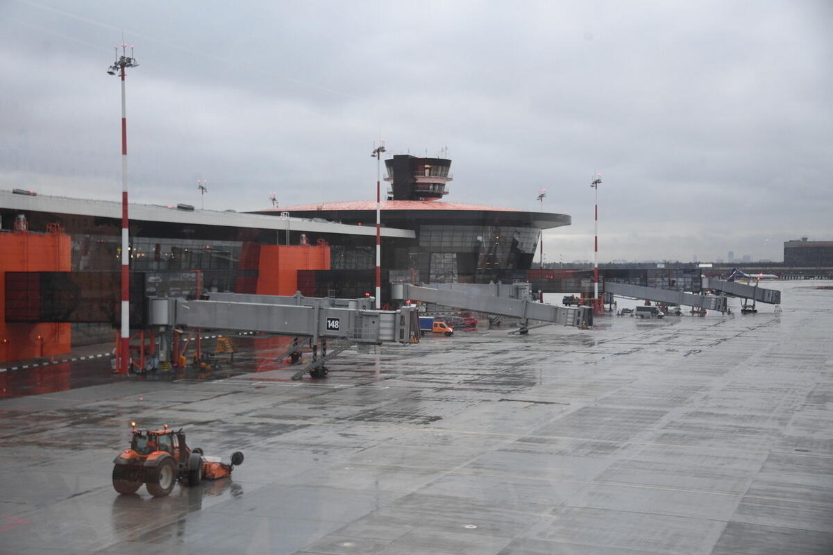 Шереметьево 1999. Шереметьево ситуация сегодня. Аэропорт шереметьево сейчас. Шереметьево ситуация сегодня. Люди в очереди в аэропорту.