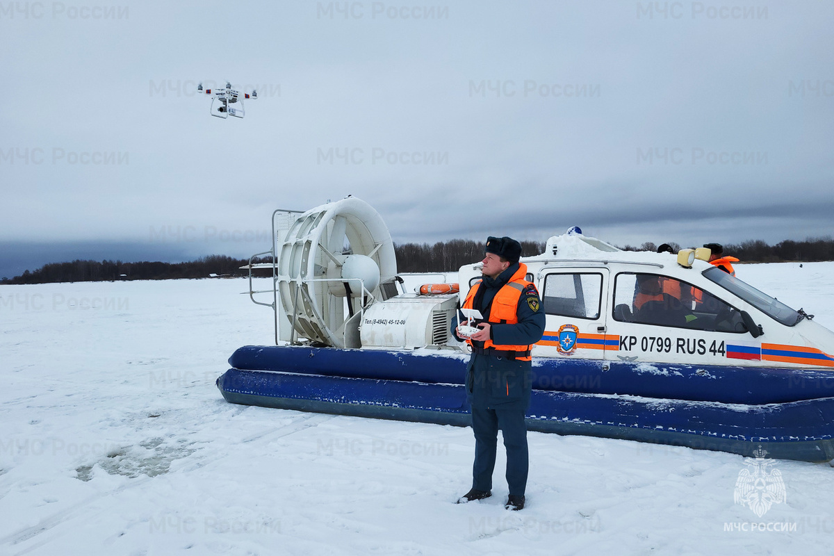 Сотрудники МЧС контролируют ледовую обстановку на Костромском разливе
