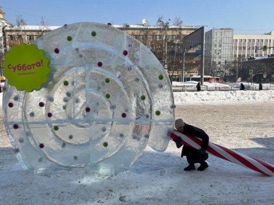 В центре Новосибирска появился трехметровый леденец изо льда