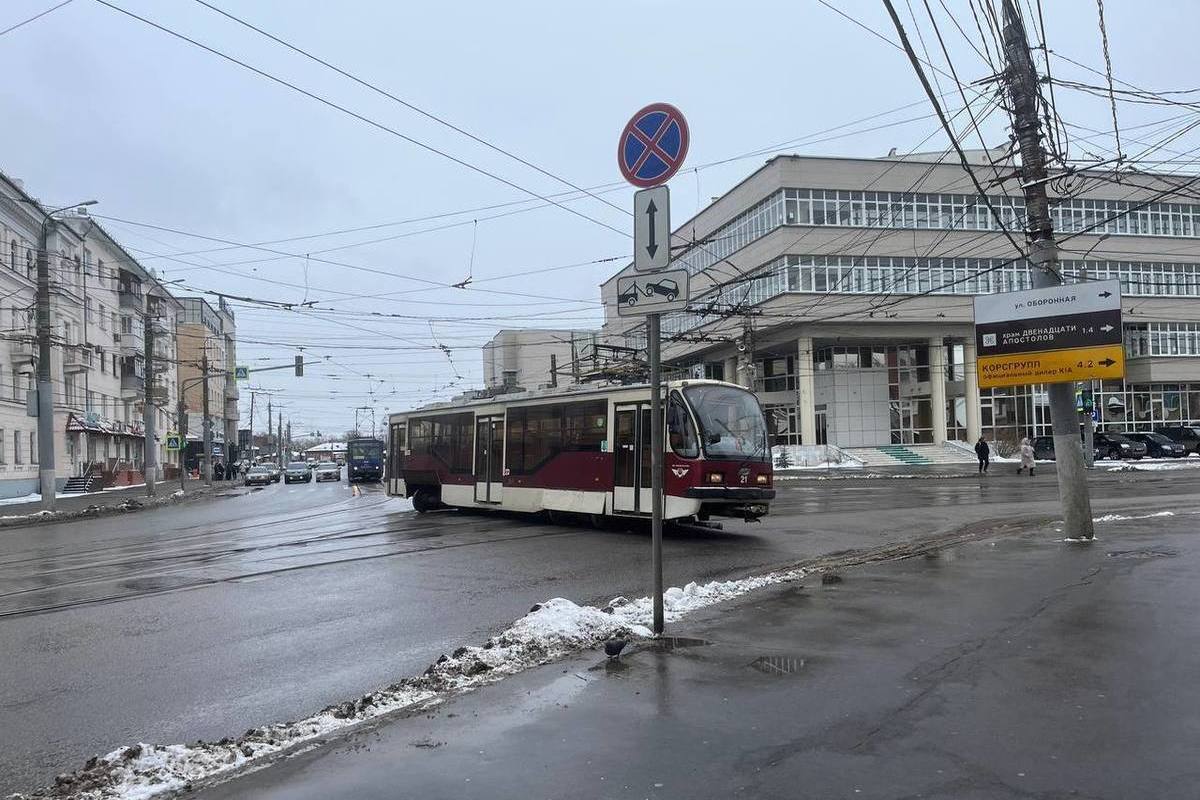 В Туле на перекрёстке Советской и Оборонной трамвай сошёл с рельсов - МК  Тула