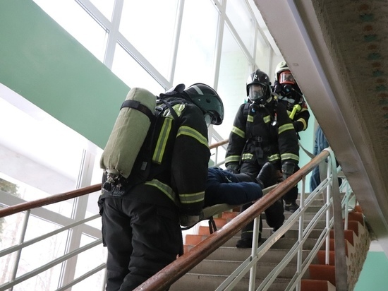 Орловские спасатели выехали на «пожар» в больницу имени С.П. Боткина