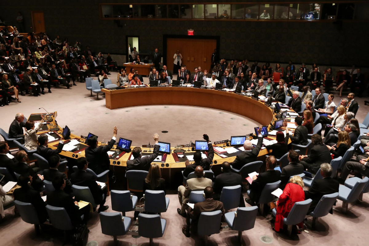 Оон против санкций. Заседание Совбеза ООН. Резолюция совета безопасности ООН. Зал заседаний ООН. Зал заседания совета ООН.