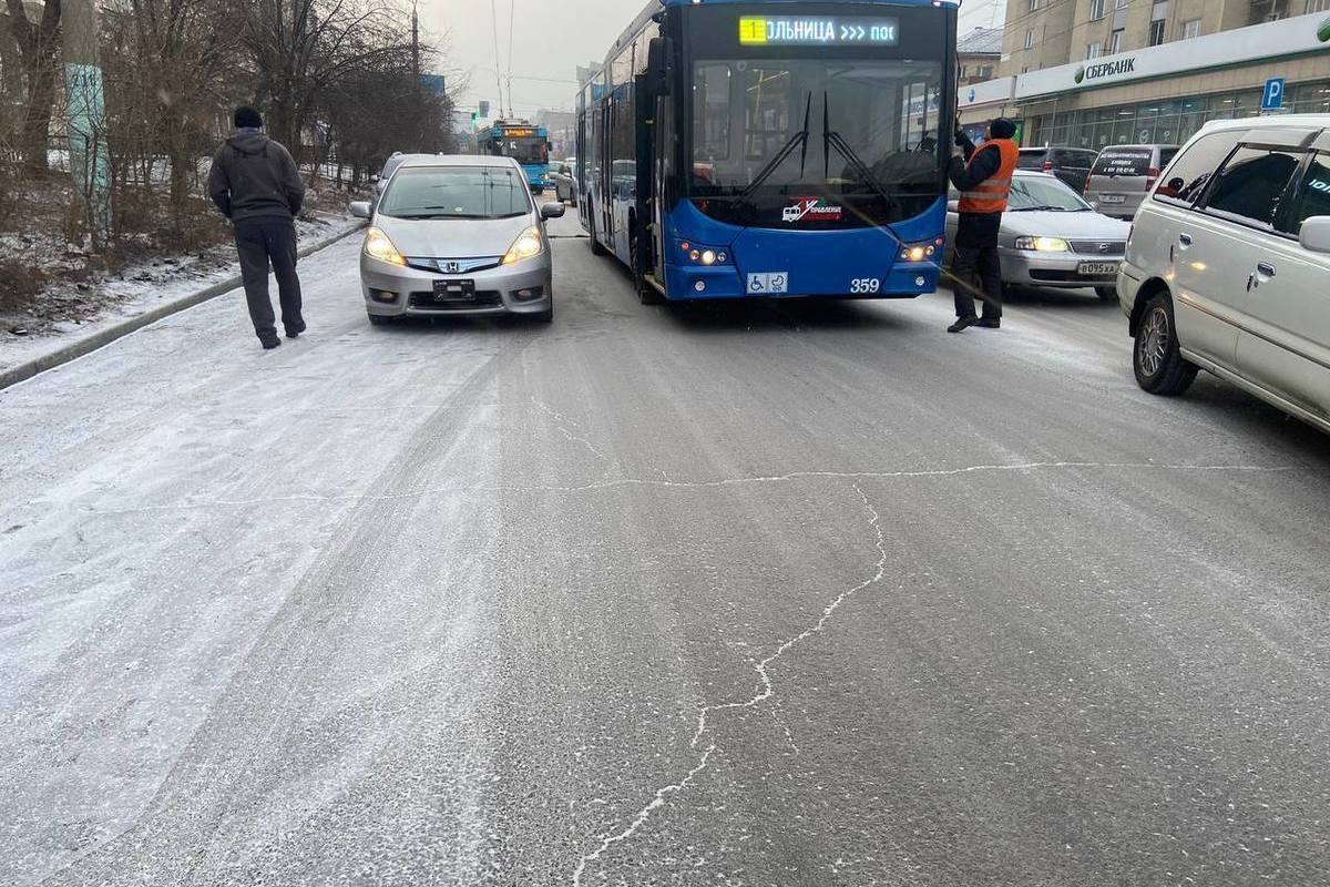 ДТП с троллейбусом затруднило движение на Ленина в Чите - МК Чита