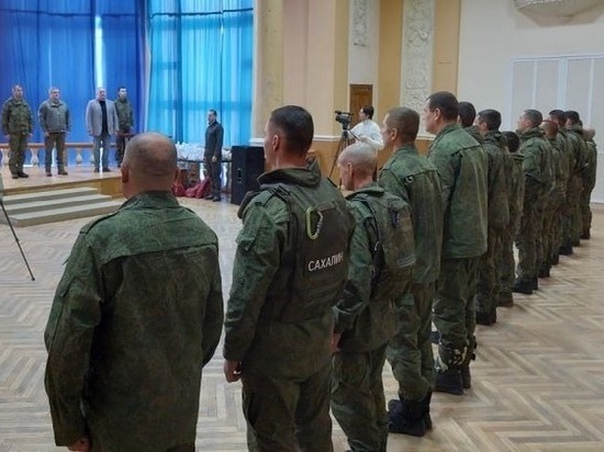 Военнослужащих с Сахалина наградили медалями за боевые подвиги