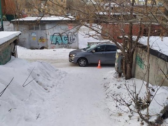 В Красноярске 10-летняя девочка скатилась с горки под колеса авто