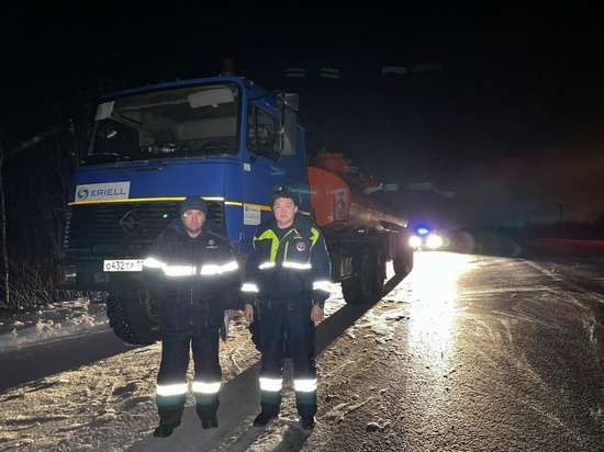 Не дали замерзнуть: инспекторы ДПС из Нового Уренгоя помогли водителю сломавшегося грузовика