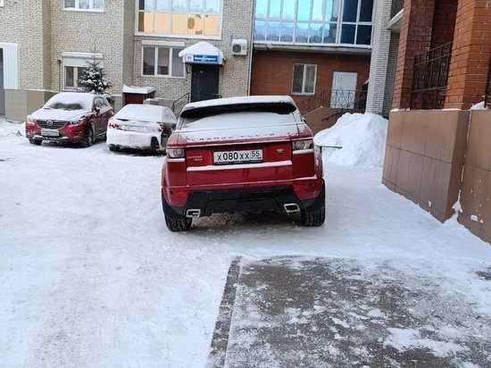 В Омске водителя оштрафовали за парковку на тротуаре