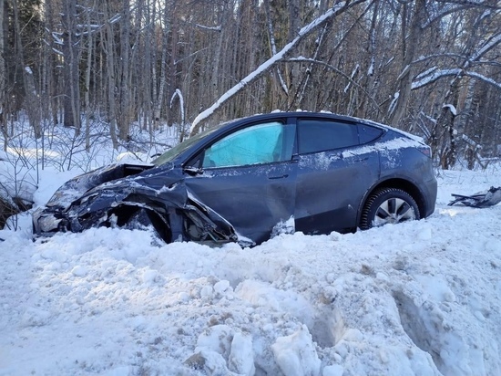 Водитель пострадал при столкновении автомобилей на встречной полосе в Карелии