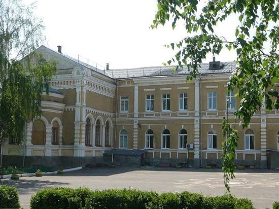 Капремонт крыши сделают в здании лицея в Ливнах Орловской области