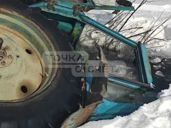 Трактор с двумя людьми провалился в реку на Сахалине